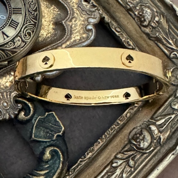 KATE SPADE • Gold Spot The Spade Bangle Bracelet - Picture 4 of 4